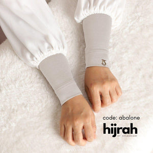 HIJRAH HANDSOCKS BY NYLEASCARF