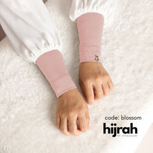 Load image into Gallery viewer, HIJRAH HANDSOCKS BY NYLEASCARF

